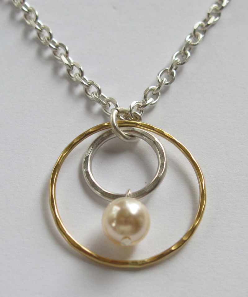 Necklace with 2 Rings and Cream Pearl